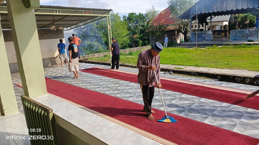 Antusias Sambut Idul Adha, Warga Waruruma dan Pengurus Al Muktamar Gelar Bersih-Bersih Lingkungan Masjid