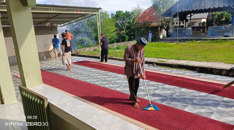 Antusias Sambut Idul Adha, Warga Waruruma dan Pengurus Al Muktamar Gelar Bersih-Bersih Lingkungan Masjid