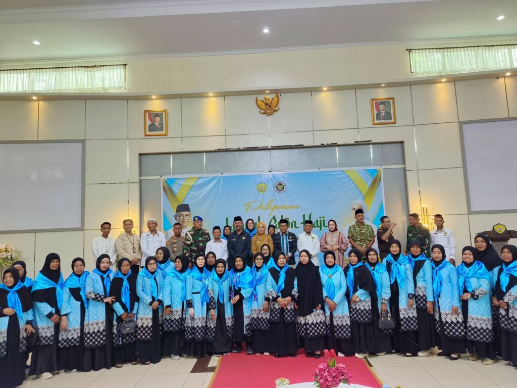 Suasana Haru Warnai Pelepasan 135 Calon Jemaah Haji Asal Kota Baubau, Wawali Baubau Minta Jemaah Utamakan Kesehatan dan jaga Nama Baik Daerah Selama di Tana Suci