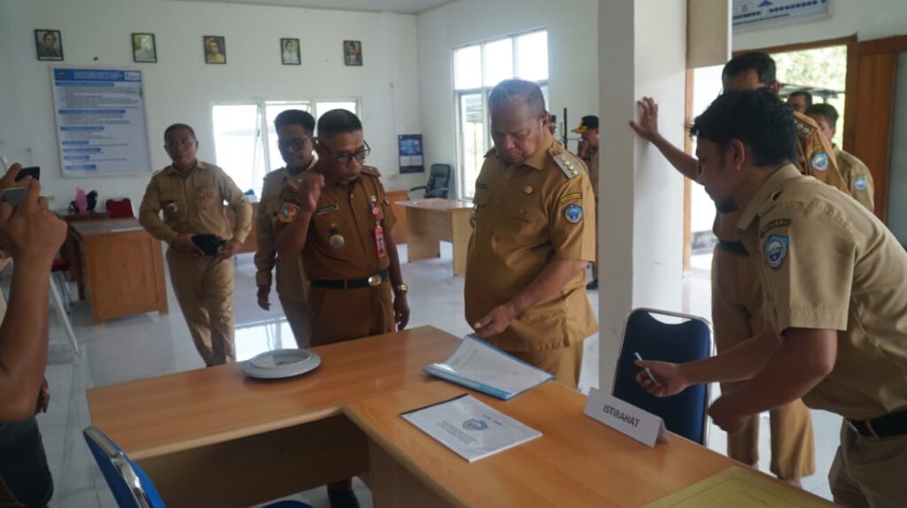 Bupati Buton Selatan H Muh Adios Dorong Reformasi Pelayanan Publik Lewat Sidak OPD, Tegaskan ASN Harus Jujur dan Tepat Waktu 2 Bupati Buton Selatan H Muh Adios Dorong Reformasi Pelayanan Publik Lewat Sidak OPD, Tegaskan ASN Harus Jujur dan Tepat Waktu