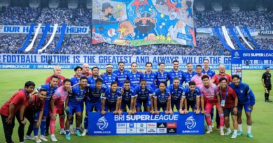 Persib Bandung memastikan diri menjadi juara Super League 2025/2026 setelah bermain imbang 0-0 melawan Persijap Jepara.