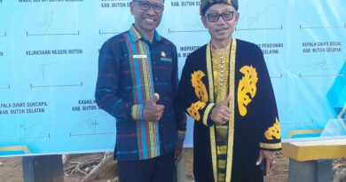 Kepala Bidang Pembinaan Pendidikan Dasar Dinas Pendidikan Busel, La Amiru SPd. bersama Kadis Kesbangpol Busel La Makiki ketika menghadiri peringatan Hardiknas 2026