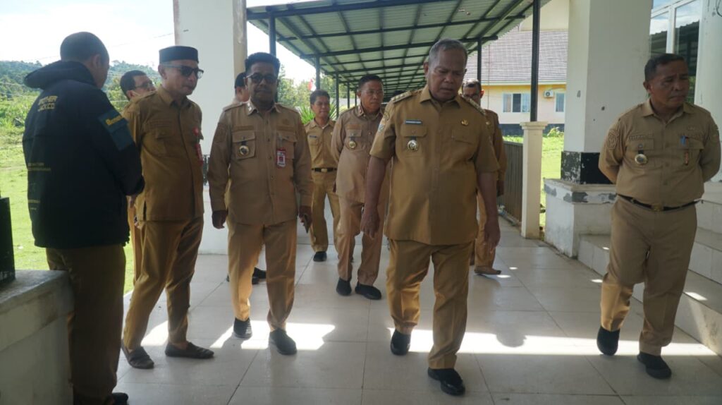 Bupati Buton Selatan H Muh Adios Dorong Reformasi Pelayanan Publik Lewat Sidak OPD, Tegaskan ASN Harus Jujur dan Tepat Waktu 3 4 4