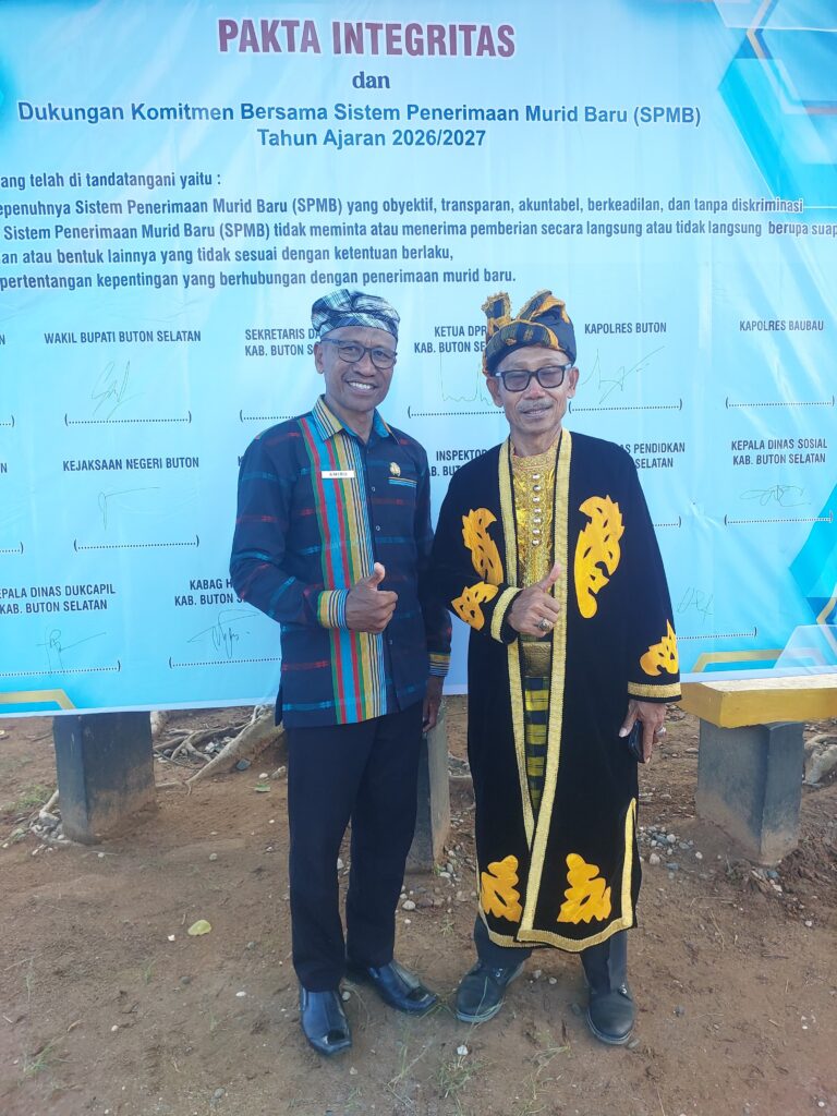 Kepala Bidang Pembinaan Pendidikan Dasar Dinas Pendidikan Busel, La Amiru SPd. bersama Kadis Kesbangpol Busel La Makiki ketika menghadiri peringatan Hardiknas 2026