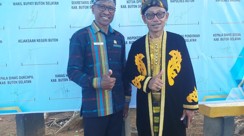 Kepala Bidang Pembinaan Pendidikan Dasar Dinas Pendidikan Busel, La Amiru SPd. bersama Kadis Kesbangpol Busel La Makiki ketika menghadiri peringatan Hardiknas 2026