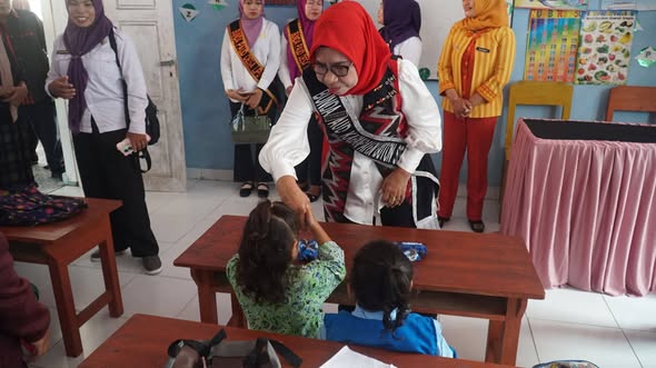 Kunjungi TK Yakin Banabungi, Bunda PAUD Buton Selatan Ny Siti Norma Adios Tekankan Sinergi Pendidikan Anak Usia Dini