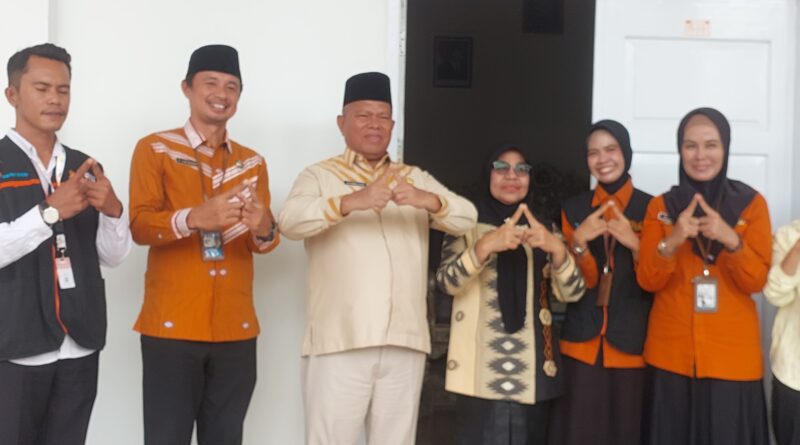 Bupati Buton Selatan H Muh Adios dan Istri Beri Contoh kepada Masyarakat di Data BPS Dalam Sensus Ekonomi 2026, Imbau Masyarakat Sambut Petugas Sensus Ekonomi