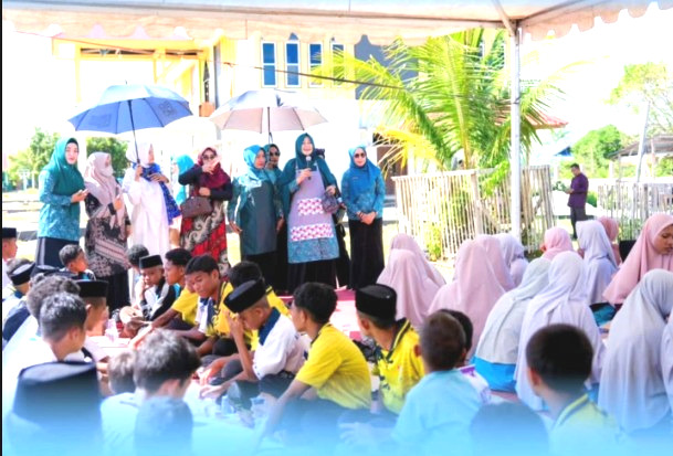 TP-PKK Buton Tengah Umi Noranah Azhari Perluas Program Jumat Berkah ke Lima Pesantren