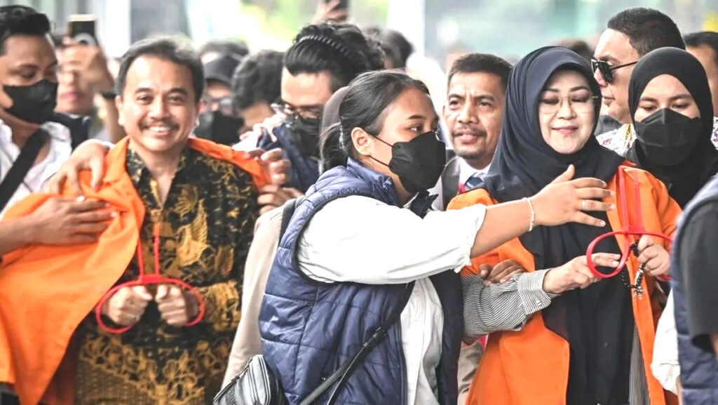 Kejari Jaksel Tak Menahan Roy Suryo dan dr Tifa, Wajib Lapor Tiap Pekan 2 Kejari Jaksel Tak Menahan Roy Suryo dan dr Tifa, Wajib Lapor Tiap Pekan
