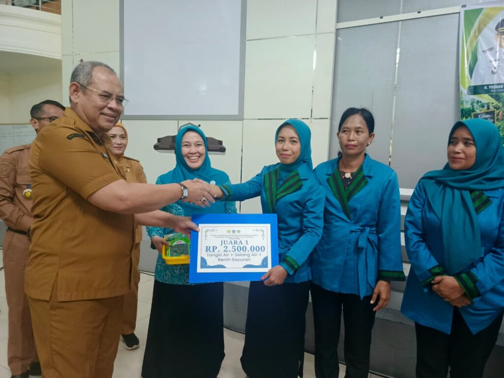 Wali Kota Baubau H Yusran Fahim Ajak Warga Perkuat Ketahanan Pangan dari Pekarangan Saat Serahkan Serahkan Hadiah Lomba Kebun Dapur Ibu