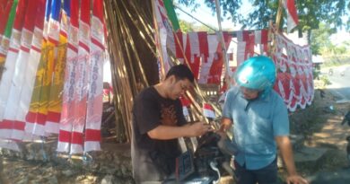 Penjualan Atribut HUT RI di Baubau Masih Lesu, Pedagang Tunggu Daya Beli Meningkat