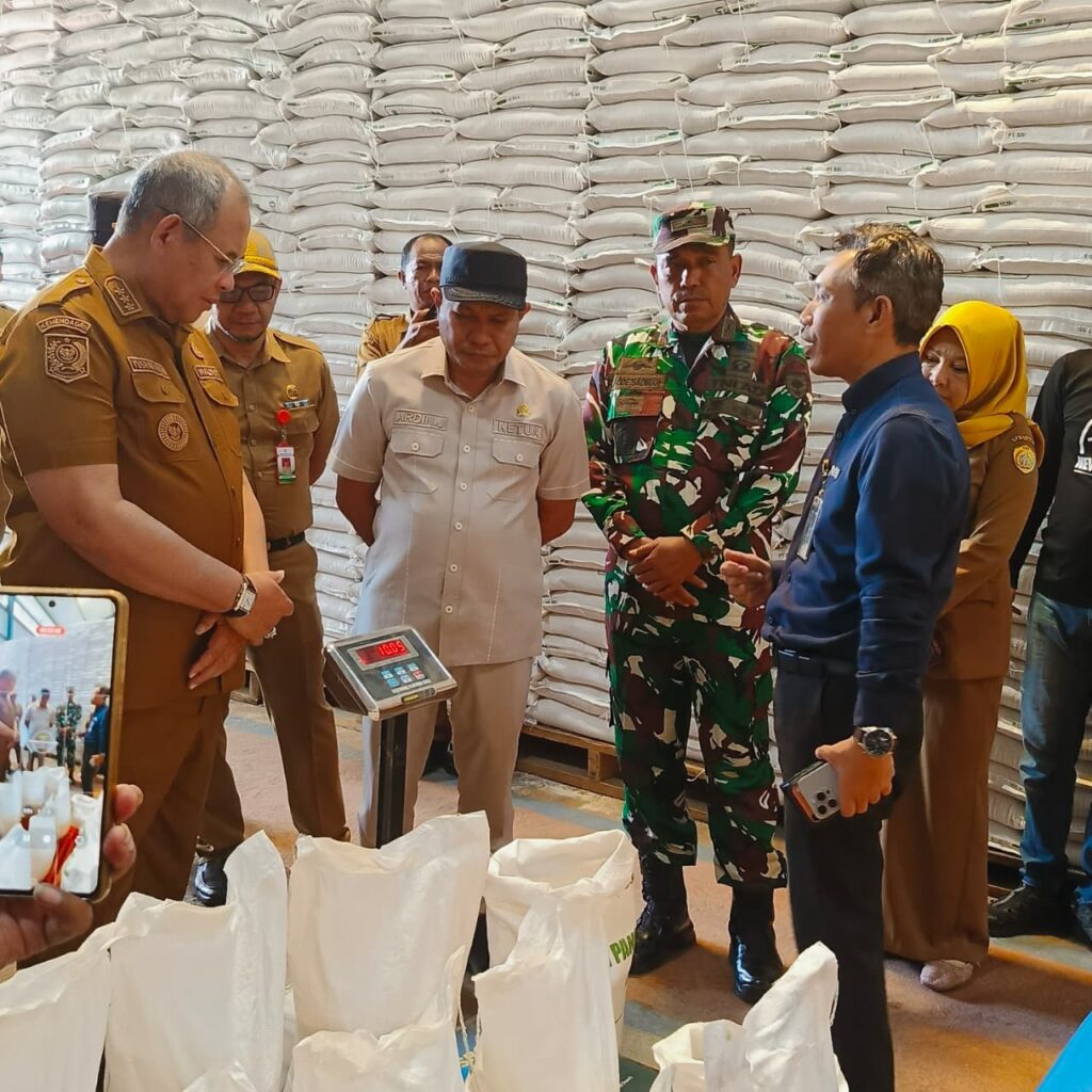 Wali Kota H Yusran Fahim Luncurkan Bantuan Pangan Untuk 14.850 KPM Yang Disalurkan Bulog Baubau Berupa Beras Sebanyak 445,5 Ton Tiga Bulan Sekaligus 2 4 2