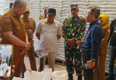 Wali Kota H Yusran Fahim Luncurkan Bantuan Pangan Untuk 14.850 KPM Yang Disalurkan Bulog Baubau Berupa Beras Sebanyak 445,5 Ton Tiga Bulan Sekaligus