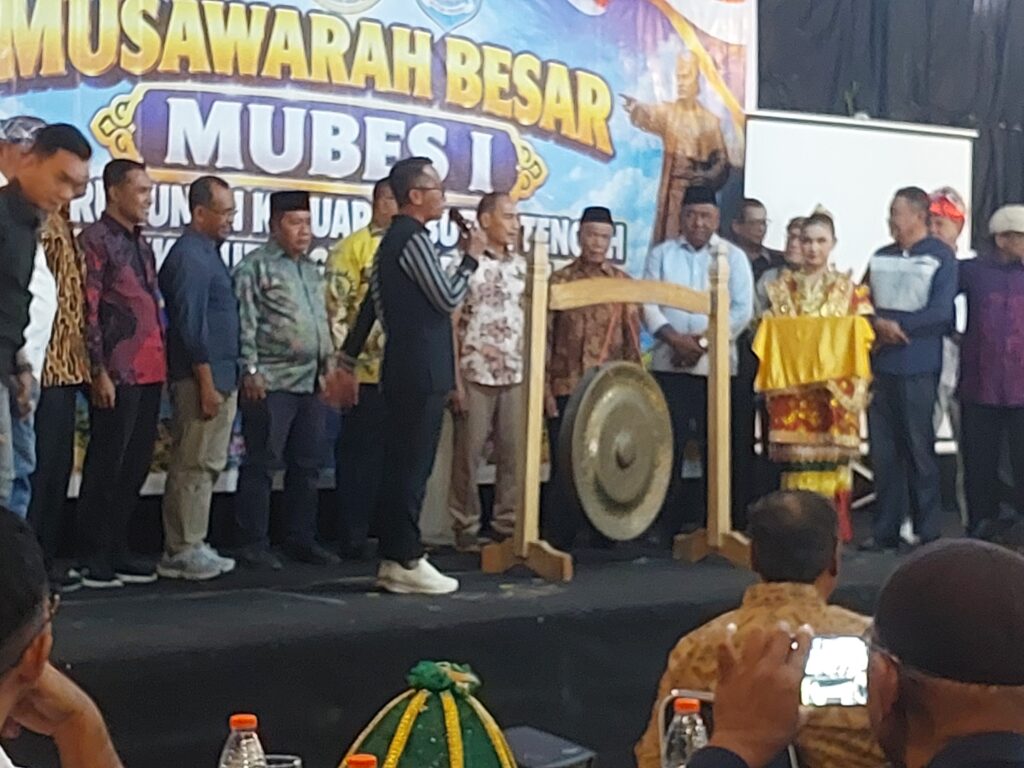 Wakili Wali Kota Baubau, Sekda La Ode Darussalam Buka Mubes Pertama KKBT Kota Baubau, H Yusran Fahim Dorong KKBT Lahirkan Program untuk Kemajuan Kota Baubau